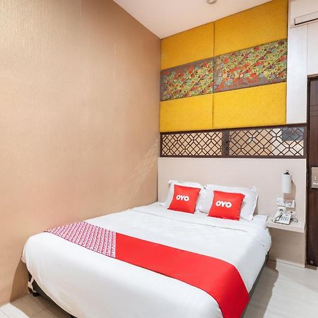 Hotel OYO Flagship 3869 Metro House Sub Surabaya Esterno foto