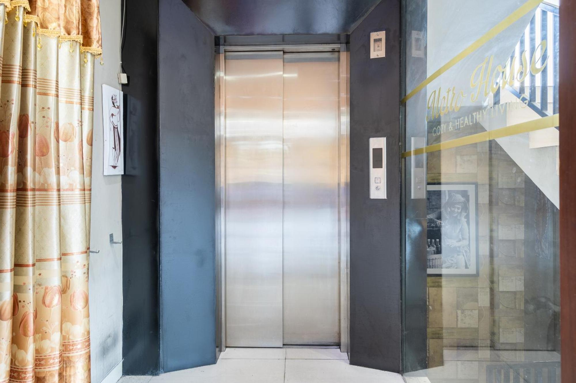 Hotel OYO Flagship 3869 Metro House Sub Surabaya Esterno foto
